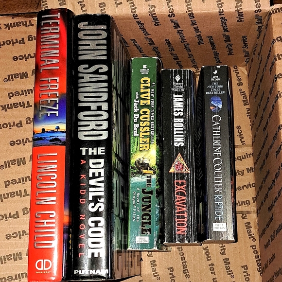 JUST IN!! ALMOST 5lb. MYSTERY BOX OF BOOKS. VARIOUS AUTHORS AND GENRES - Picture 14 of 15